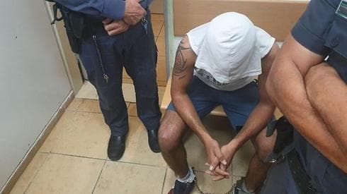אסלאם חטיב בבית המשפט בדיון על הארכת מעצרו (צילום: אחיה ראב"ד)