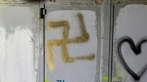 צלב הקרס שרוסס בעיר העתיקה. צילום: דוברות המשטרה