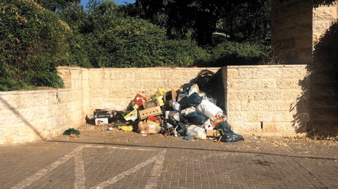 מפגע זבל בקטמון הישנה. גם בזה צריך לטפל | צילום: אפרת גבעתי מפגע זבל בקטמון הישנה. גם בזה צריך לטפל | צילום: אפרת גבעתי