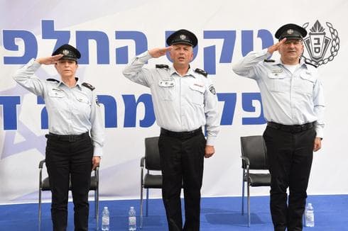 מימין: הגונדרים אשר וקנין, אשר שריקי וקטי פרי | צילום: דוברות השב"ס מימין: הגונדרים אשר וקנין, אשר שריקי וקטי פרי | צילום: דוברות השב"ס