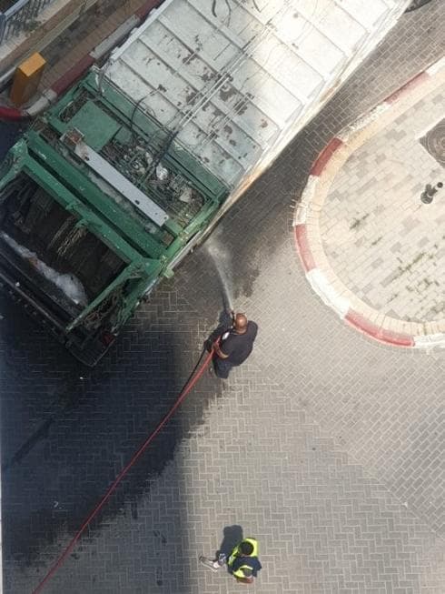 נהג המשאית משתמש במים של הבניין. צילום: באדיבות הדיירים