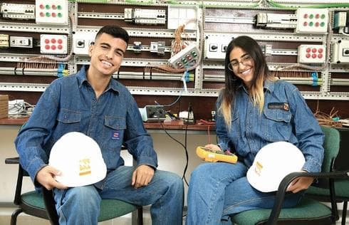 התלמידים שיר כולני ויגל לוי. "מי שנכנס ללמוד כאן זכה בפיס" | צילום: אלעד גרשגורן