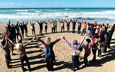 מתנדבי קהילת "ים שרון". "איפה שאין כחול, אין ירוק כלומר, בלי הים לא תיתכן יבשה" | צילום: עודד עזרא מתנדבי קהילת "ים שרון". "איפה שאין כחול, אין ירוק כלומר, בלי הים לא תיתכן יבשה" | צילום: עודד עזרא