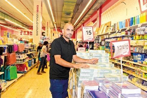 אסף טיאר, מנהל חנות 'בום': "בכל היום יש כאן תנועה של קונים | צילום: הרצל יוסף