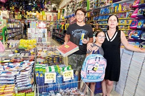 זהבית נגר וילדיה. "לא קונים סתם בשביל לקנות" | צילום: הרצל יוסף