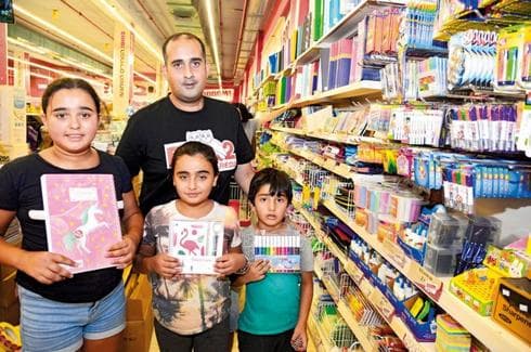 אלברט טרבלסי וילדיו. "המחירים כאן יותר זולים מאשר בדימונה" | צילום: הרצל יוסף
