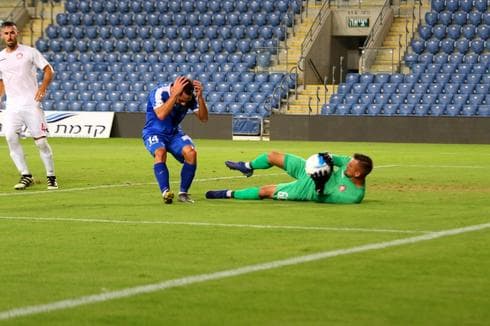 טל בומשטיין קולט כדור, עוז פרץ תופס את הראש. פוזה טיפוסית במשחק הערב. צילום: סער כרמלי, הפועל פ"ת טל בומשטיין קולט כדור, עוז פרץ תופס את הראש. פוזה טיפוסית במשחק הערב. צילום: סער כרמלי, הפועל פ"ת