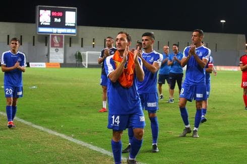 שחקני הפועל מודים לאוהדים על התמיכה גם אחרי ההפסד. צילום: סער כרמלי, הפועל פ"ת שחקני הפועל מודים לאוהדים על התמיכה גם אחרי ההפסד. צילום: סער כרמלי, הפועל פ"ת