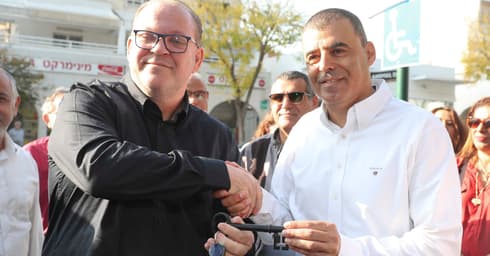 סער מקבל את מפתח העיר מצביקה צרפתי | צילום: רמי זרנגר