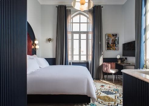 Elmina Hotel Jaffa. צילום: סיון אסקיו. עיצוב החדר על ידי מעצב הפנים מיכאל אזולאי