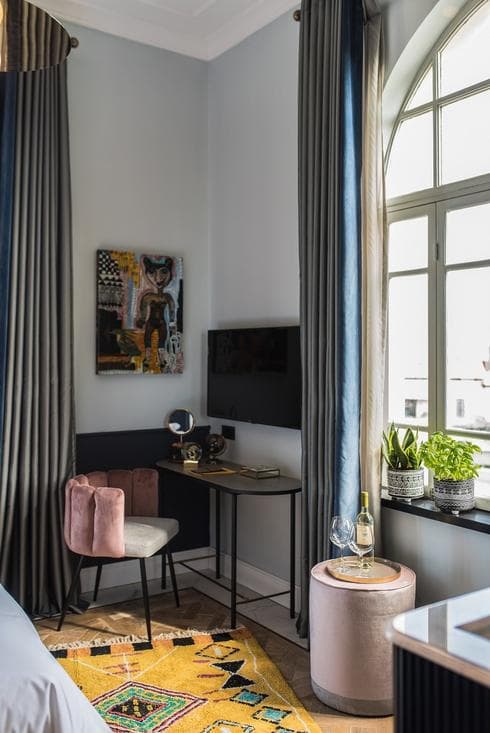 Elmina Hotel Jaffa. צילום: סיון אסקיו. עיצוב החדר על ידי מעצב הפנים מיכאל אזולאי