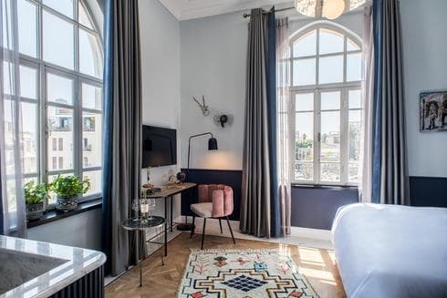 Elmina Hotel Jaffa. צילום: סיון אסקיו. עיצוב החדר על ידי מעצב הפנים מיכאל אזולאי