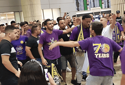 פוסטר מתקבל על ידי האוהדים בנתב"ג. צילום פרטי