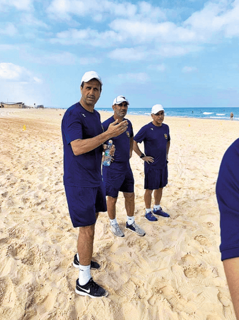 לוי בתדריך לשחקניו בחוף הים. הוא מודע לליקויים | צילום: באדיבות בית"ר ירושלים