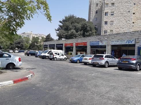 החניון ברחוב האצ"ל. צילום: אדווה חולי החניון ברחוב האצ"ל. צילום: אדווה חולי