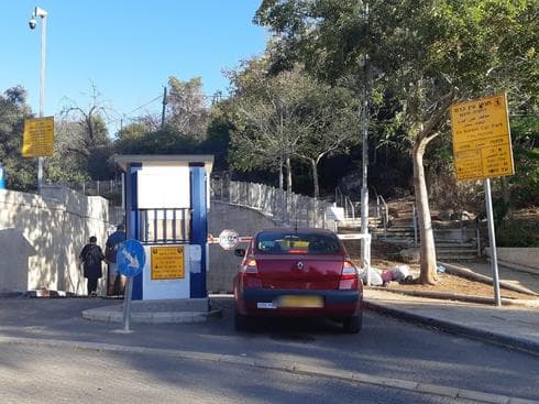 החניה בעין כרם. צילום: אדווה חולי החניה בעין כרם. צילום: אדווה חולי