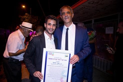 חימי וראש העירייה אביחי שטרן לפני הענקת האות | צילום: דוברות עירית קרית שמונה.