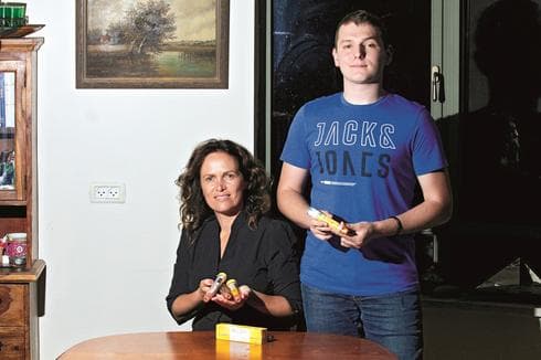 יפעת ובנה עומר. "אצלנו מוצרי חלב זה איום אמיתי" | צילום: אסף פרידמן