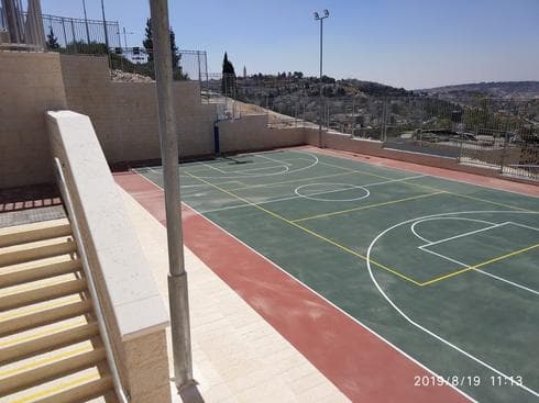 מגרש הספורט בבית הספר אלוואדי . צילום: דוברות העירייה