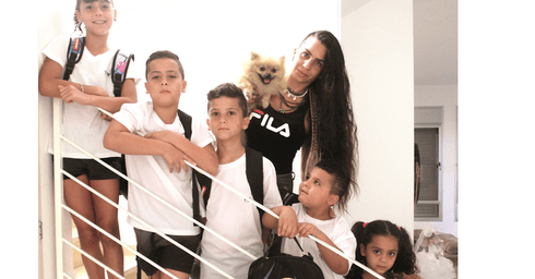 שרית וחמשת הילדים. "זה לא פשוט" | צילום: אסף פרידמן