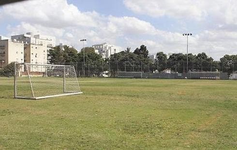 קשה בלעדיו. מגרש הפועל מחנה יהודה לפני השיפוץ. צילום: גיל לרנר