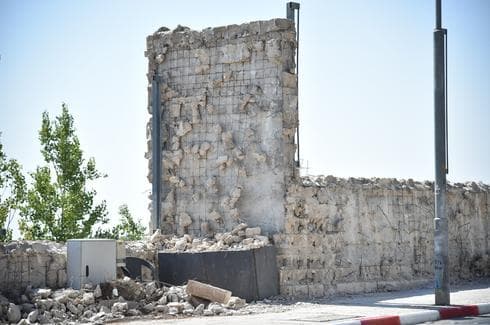 החומה ליד השגרירות בארנונה. צילום: יואב דודקביץ'