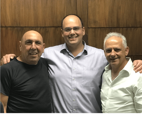 מימין: יריב, ברוט ושושן. הישג לשכונת הקראוונים | צילום: רגינה קאשי רודנשטיין