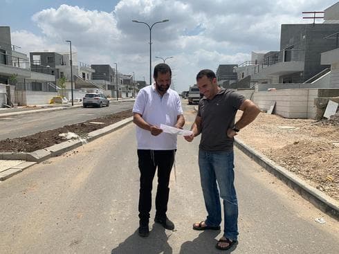 הנכד של שמיר עם סגן ראש העיר צורי כהן בביקור ברחוב (צילום: עיריית עפולה)