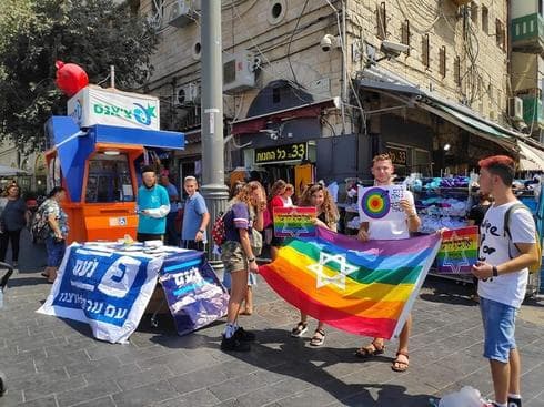 ליד הדוכן של מפלגת נעם (צילום: צילום: מתוך עמוד הפייסבוק של עידו צנגן)
