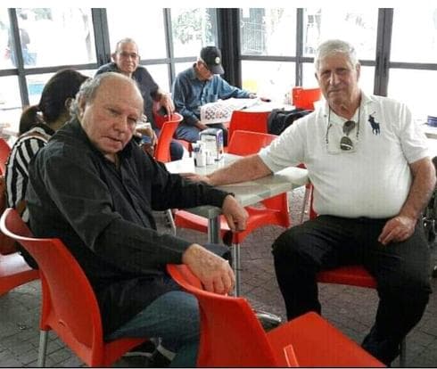 חלדי (משמאל) עם ניסים קלדרון, היסטוריון הפועל פ"ת. צילום: באדיבות קלדרון