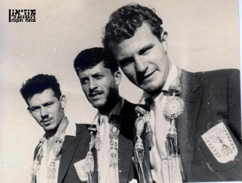 חלדי (בחזית) עם זכריה רצבי ונחום סטלמך זכרם לברכה. צילום: ארכיון ההתאחדות לכדורגל/באדיבות נירה סטלמך