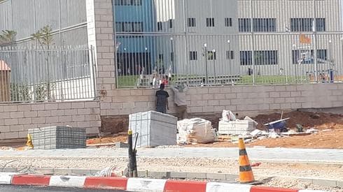 עבודות בנייה ליד בית ספר בראשל"צ | צילום: יונתן בר