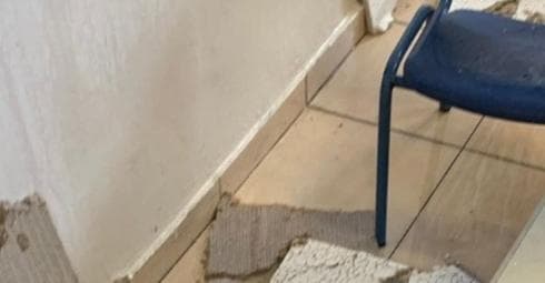 שברי התקרה האקוסטית בבית הספר. צילום: פרטי