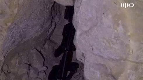 הנשק שהושתל. צילום: מתוך הסדרה 'מחוז ירושלים' הנשק שהושתל. צילום: מתוך הסדרה 'מחוז ירושלים'