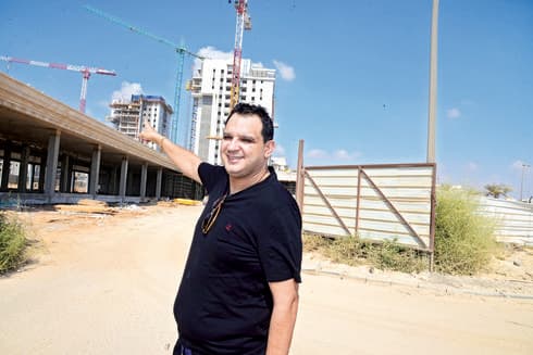 עודד שריקי באחד מאתרי הבנייה שלו | צילום: הרצל יוסף עודד שריקי באחד מאתרי הבנייה שלו | צילום: הרצל יוסף