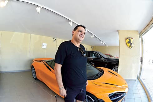 שריקי ליד צי המכוניות שלו. האהבה שלו | צילום: הרצל יוסף שריקי ליד צי המכוניות שלו. האהבה שלו | צילום: הרצל יוסף