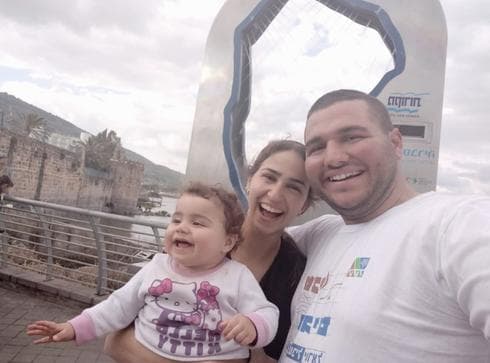 "אמא מיוחדת במינה". ברק עטל עם אשתו אורה ז"ל ובתם הקטנה. צילום: פרטי