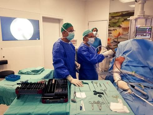 מהלך הניתוח (צילום: דוברות RMC בעפולה) מהלך הניתוח (צילום: דוברות RMC בעפולה)