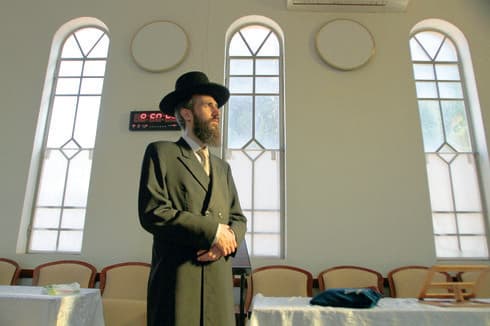 בבית הכנסת בהרצליה פיתוח. "התורה ניתנה לבני אדם שחיים במציאות, לא למלאכים" | צילום: אסף פרידמן בבית הכנסת בהרצליה פיתוח. "התורה ניתנה לבני אדם שחיים במציאות, לא למלאכים" | צילום: אסף פרידמן