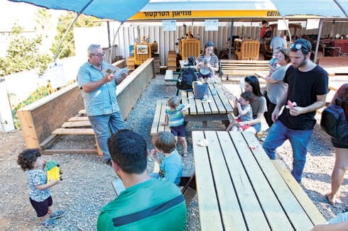 יצהר. "הילדים קצת המומים, הם לא רגילים שדמות מספר מצויר יוצאת מתוכו" | צילום: אסף פרידמן יצהר. "הילדים קצת המומים, הם לא רגילים שדמות מספר מצויר יוצאת מתוכו" | צילום: אסף פרידמן
