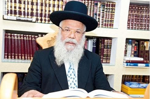 הרב שריקי בלשכתו. שושלת רבנים מיוחסים | צילום: הרצל יוסף
