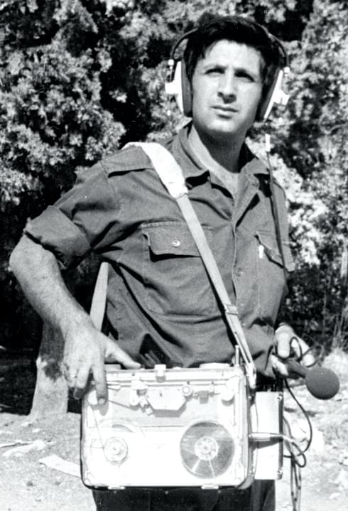 יופה ומכשיר ההקלטה. קולות קרב, שריקות פגזים וצעקות בקשר | צילום פרטי