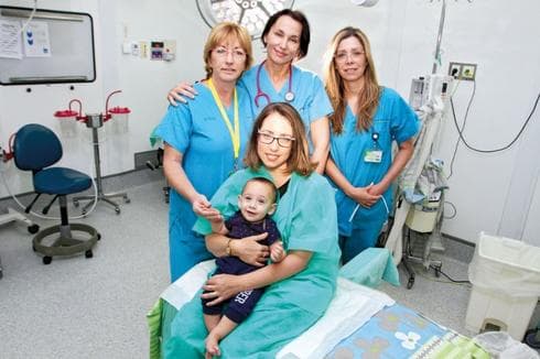 עם הרופאים שהצילו את חייה. "חשובה כל המעטפת"