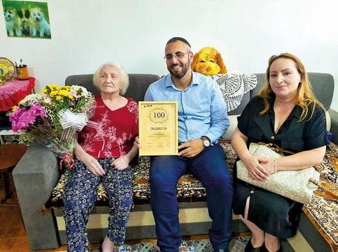 יבדוקיה אבר עם ראש העירייה יצחק קשת | צילום: אלבום פרטי