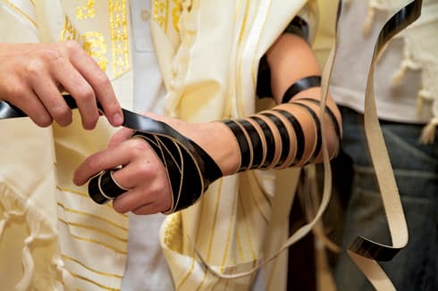 "מי שחשוב לו שיניח תפילין בבית" | המחשה: shutterstock