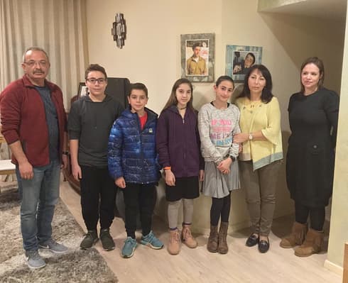 עם אלינה ומיכאל בונימוביץ, הוריו של סשה ז"ל. צילום: באדיבות בי"ס ביל"ו