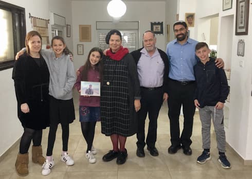 עם שלמה וחגית ריין, הוריו של בניה ז"ל. צילום: באדיבות בי"ס ביל"ו
