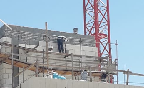 אחד מאתרי הבניה שנסגרו (צילום: mynet)