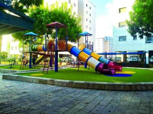 גן משחקים בקרית אתא. צילום: נחום סגל