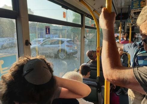 הנוסעים תקועים בנווה חיים | צילום: פרטי